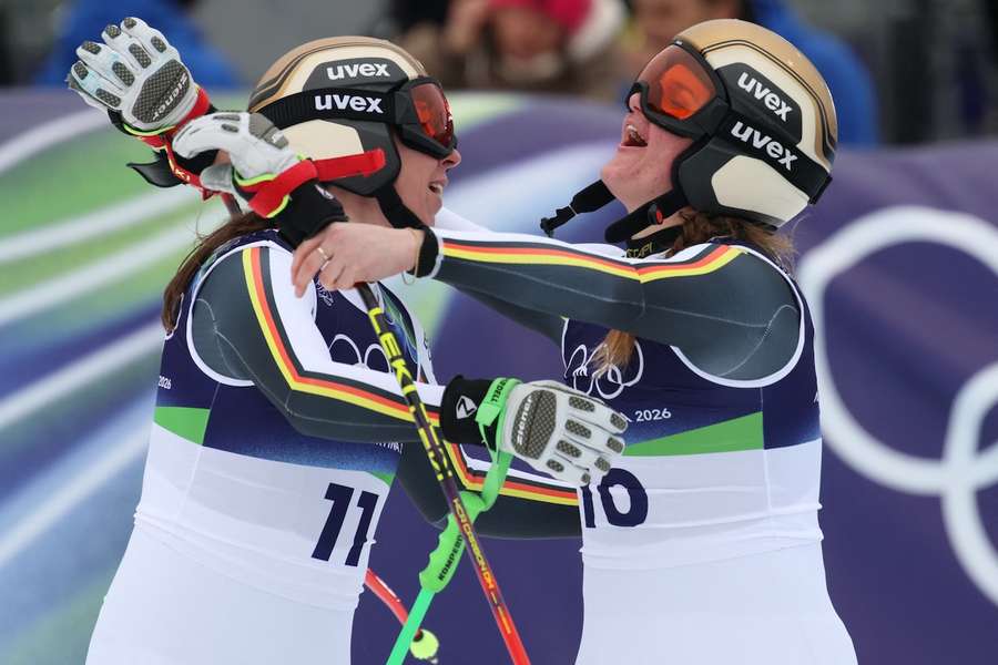 Emma Aicher (r.) hat die erste deutsche Medaille bei Olympia 2026 geholt.