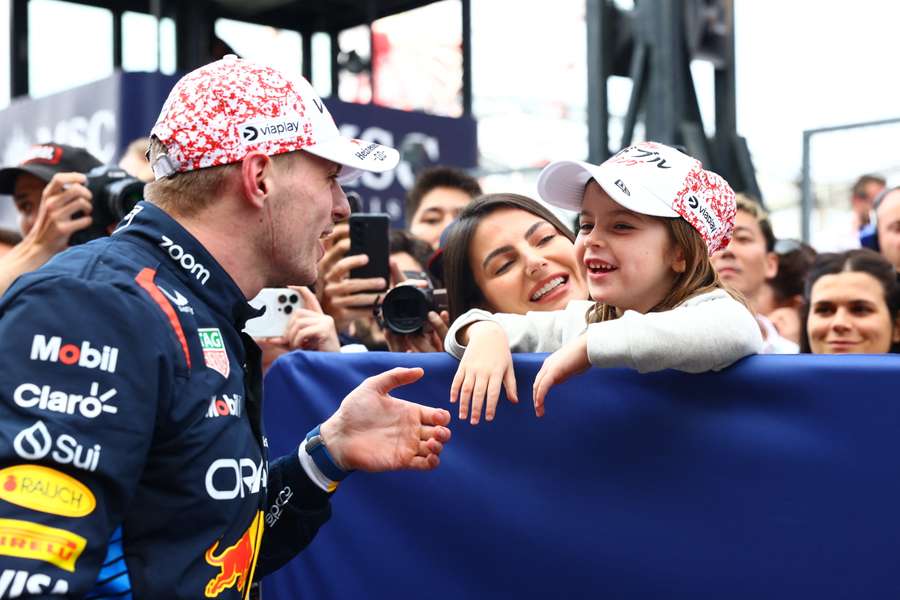 Max no muro da corrida com Kelly e Penelope Kvyat-Piquet