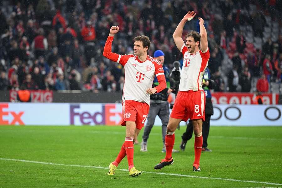 Thomas Müller (l.) und Leon Goretzka feiern den Einzug des FC Bayern ins Champions League-Viertelfinale.