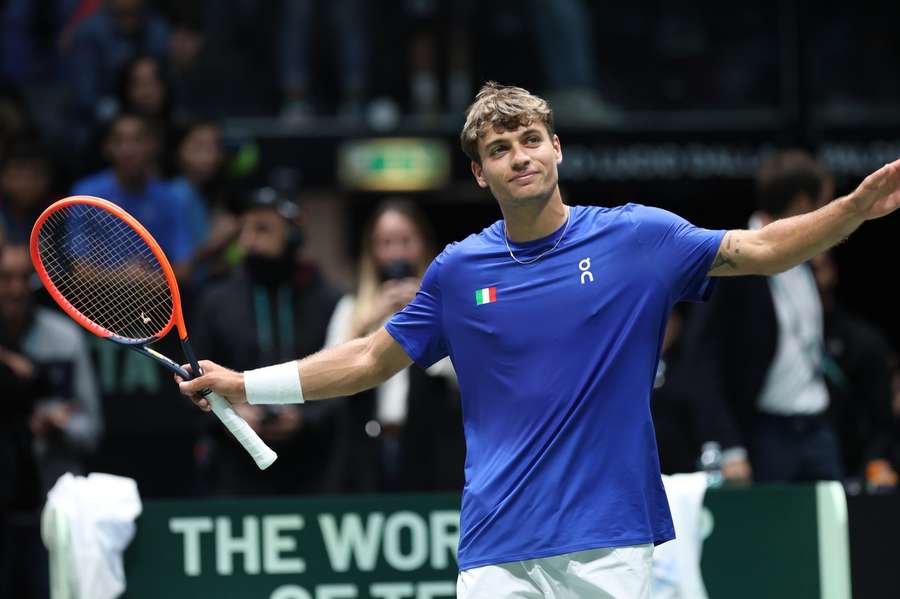 Flavio Cobolli într-un meci de Cupă Davis din 2024 Flavio Cobolli într-un meci de Cupă Davis din 2024