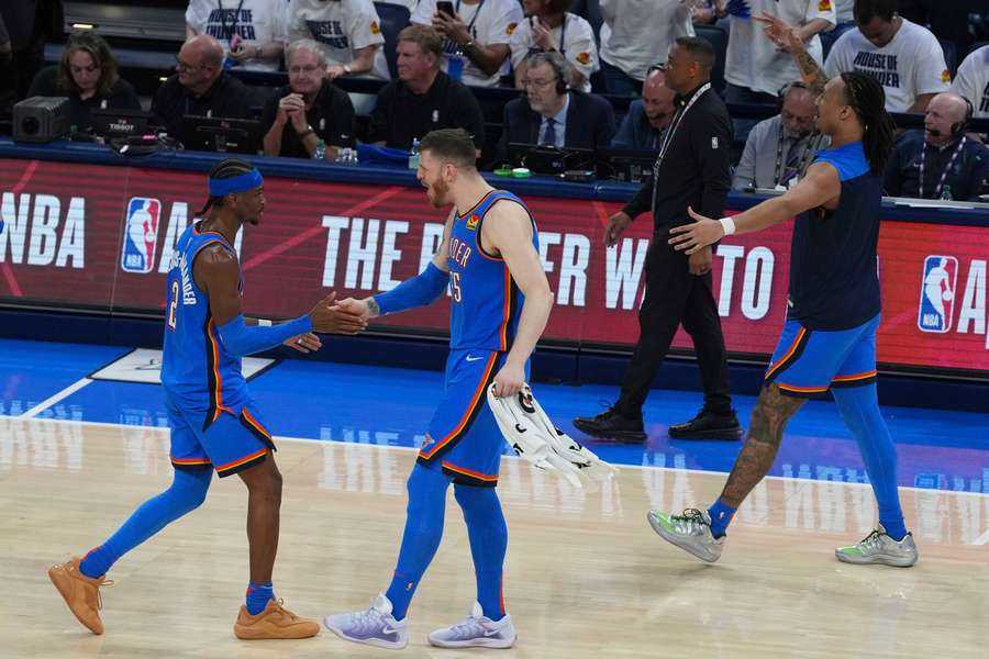 Shai Gilgeous-Alexander (l.) und Isaiah Hartenstein (m.) feiern den Final-Einzug.