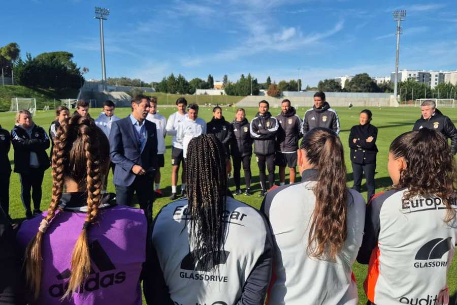 Rui Costa conversa com o plantel encarnado