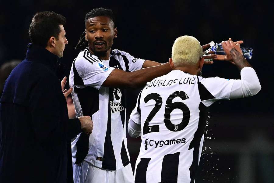 Thiago Motta et Kephren Thuram en discussion lors du match Torino-Juventus.