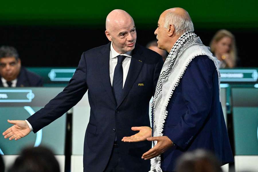 Gianni Infantino com Jibril Rajoub, presidente da federação da Palestina