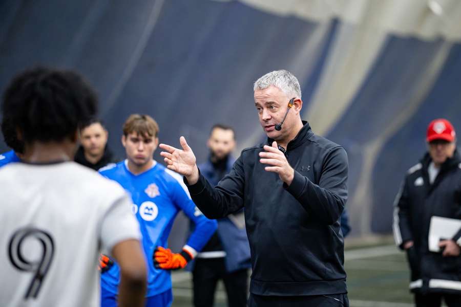 Verheijen sigue proporcionando material de entrenamiento a las asociaciones de fútbol de todo el mundo.