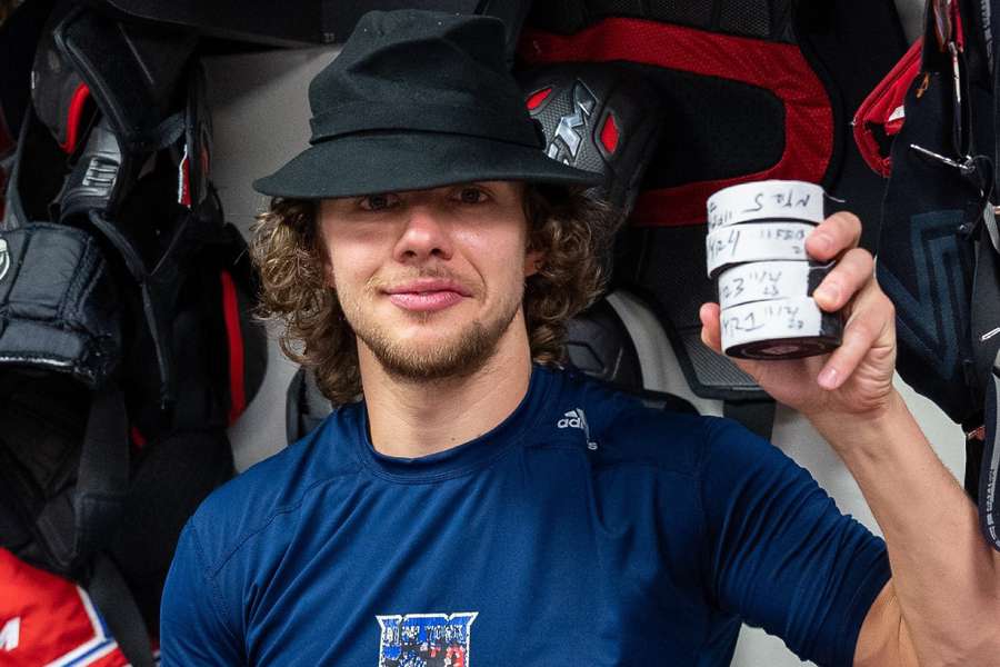 Artěmi Panarin nasázel v nočním zápase NHL čtyři branky a přidal jednu asistenci.