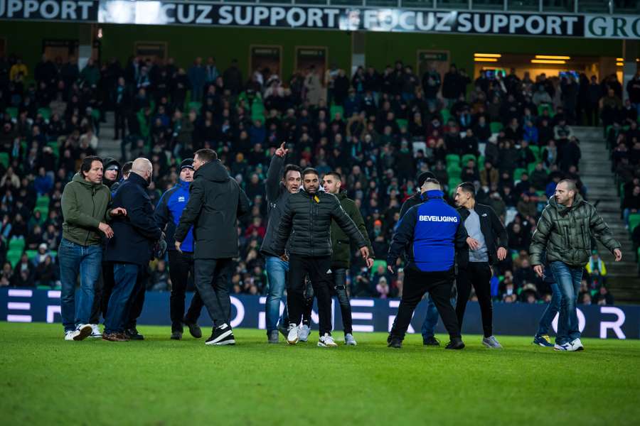 FC Groningen moet 10.000 euro betalen voor supporters op het veld