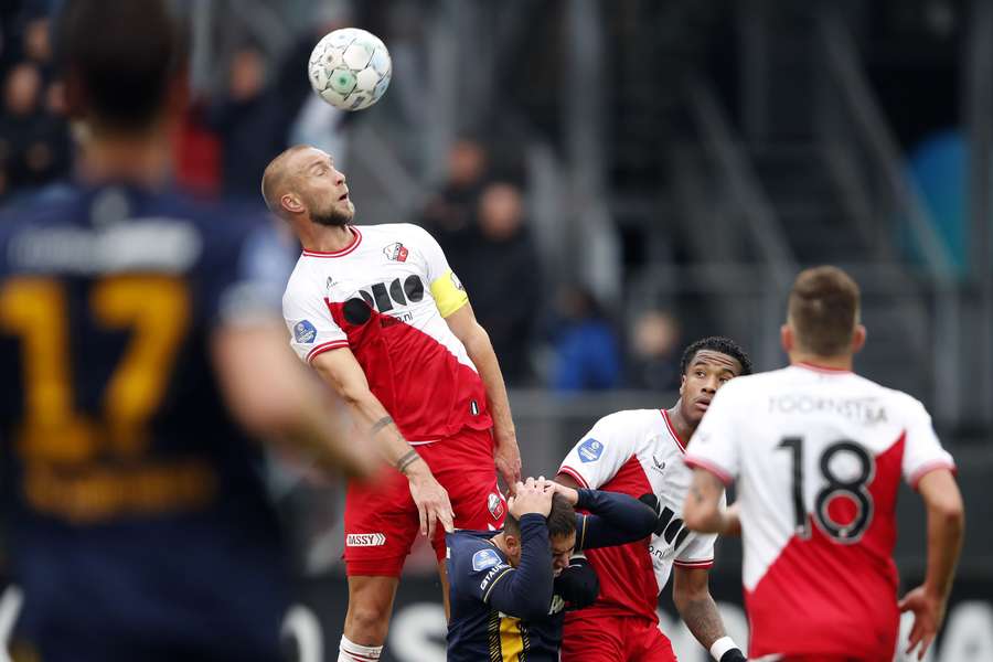 Mike van der Hoorn wint het kopduel