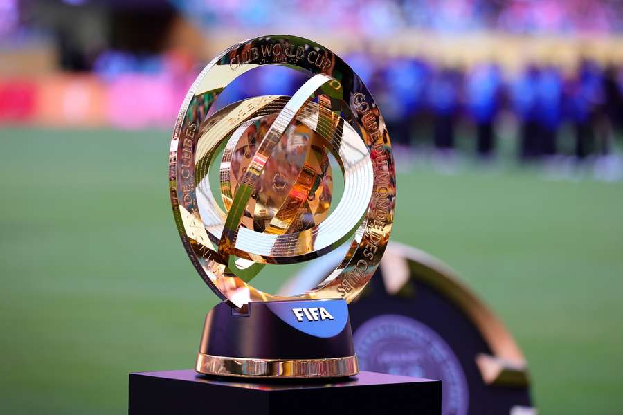 El trofeo de la Copa Mundial de Clubes de la FIFA se muestra durante el partido de la fase de grupos entre el Al Ahly y el Inter de Miami.