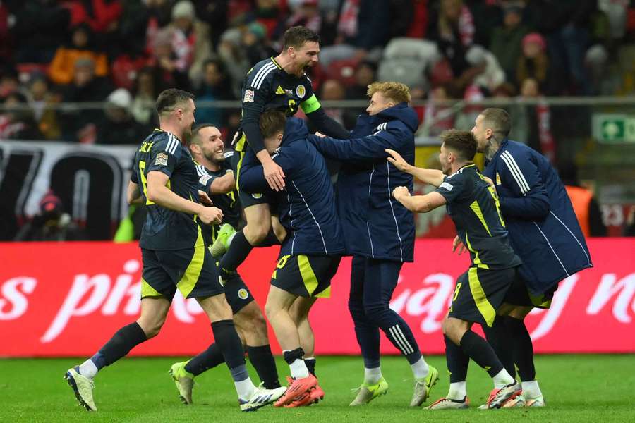 Jogadores da Escócia celebram triunfo