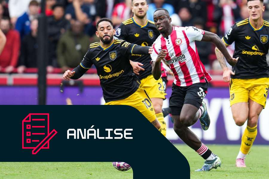 Matheus Cunha, do Manchester United, disputa a bola com Michael Kayode, do Brentford