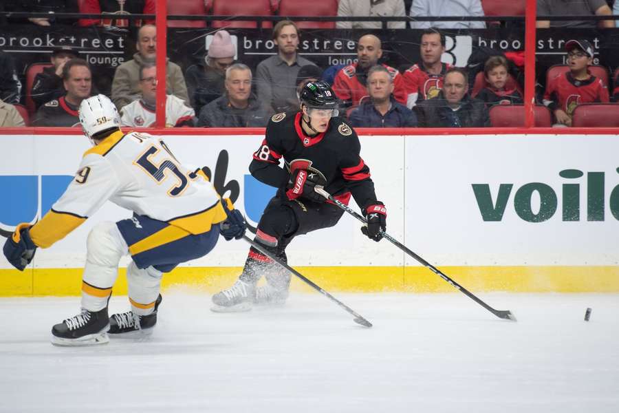 Hier dribbelt Tim Stützle (r.) an Roman Josi vorbei, doch insgesamt hatte der Schweizer beim Sieg der Nashville Predators die Nase vorn.