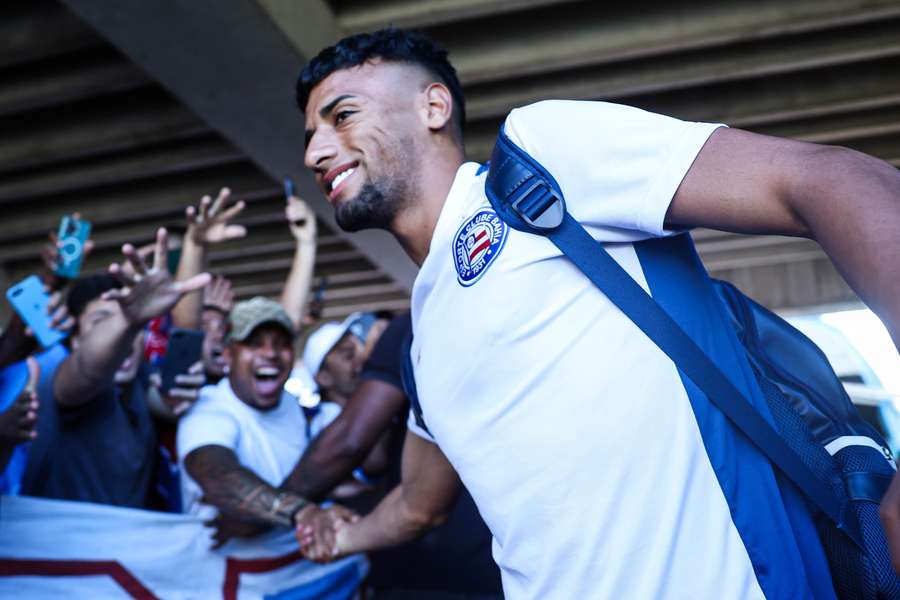 Jogadores do Bahia recebem o carinho da torcida no embarque para Santa Cruz de la Sierra
