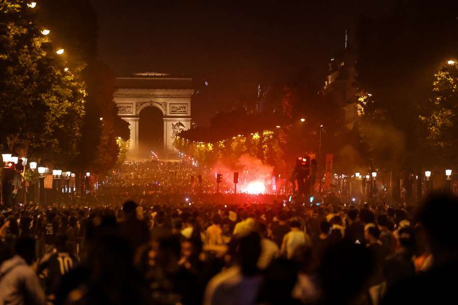Les Champs-Élysées samedi soir. Les Champs-Élysées samedi soir.
