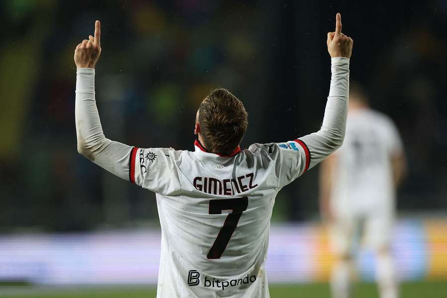 I riflettori del De Kuip su Santiago Giménez