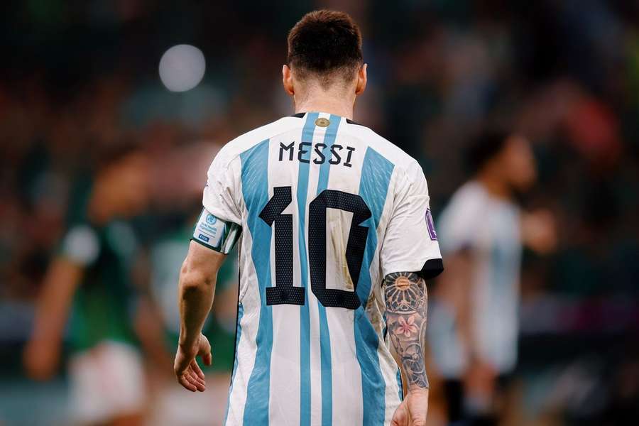 Leo Messi podarował Rafaelowi Nadalowi swoją koszulkę z mundialu