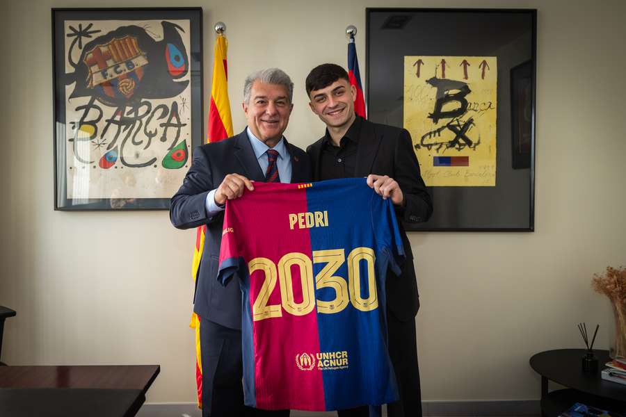 Pedri, junto a Joan Laporta