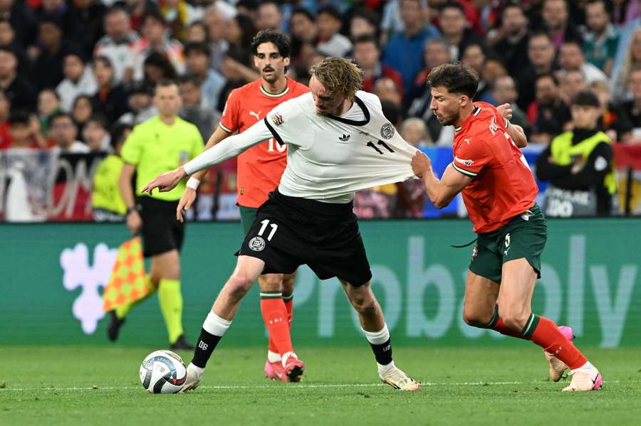 Nick Woltemade (M.) im Zweikampf mit Portugals Ruben Dias Nick Woltemade (M.) im Zweikampf mit Portugals Ruben Dias