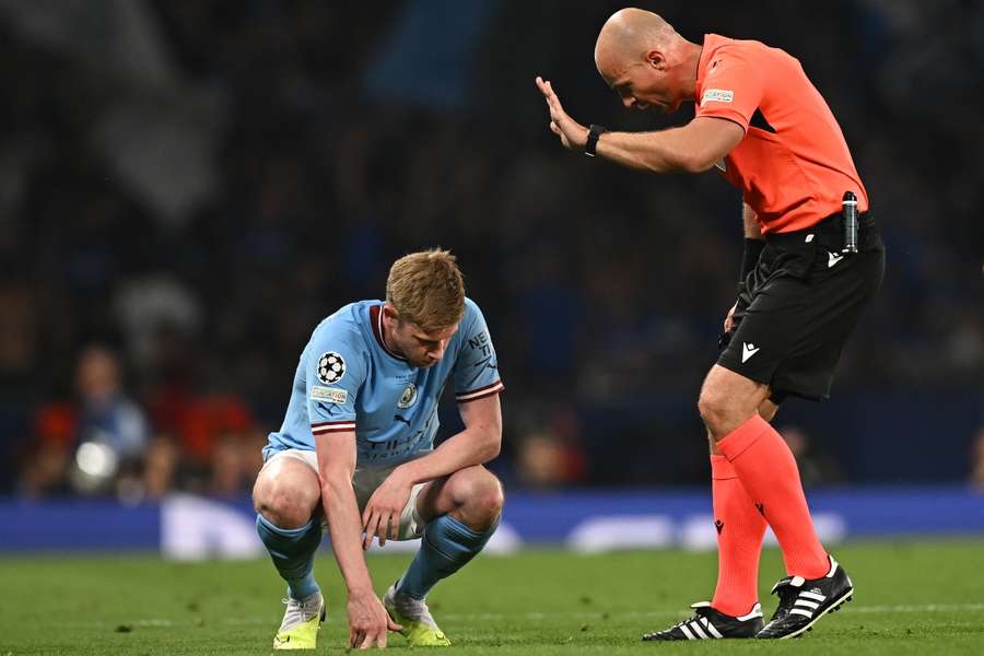 De Bruyne a souffert d'une blessure musculaire pendant la première mi-temps de la finale à Istanbul. De Bruyne a souffert d'une blessure musculaire pendant la première mi-temps de la finale à Istanbul.