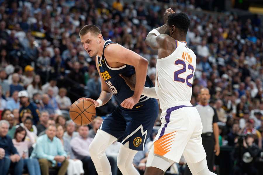 Denvers Jokic in duel met Phoenix' Deandre Ayton