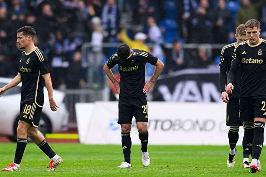 Zklamaní hráči Sparty po porážce v Ostravě