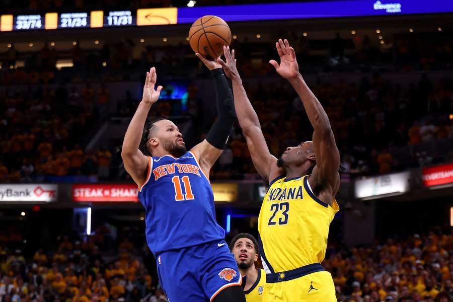 New York Knicks guard Jalen Brunson shooting over Indiana Pacers guard Aaron Nesmith in Game 3 of the 2025 Eastern Conference Finals