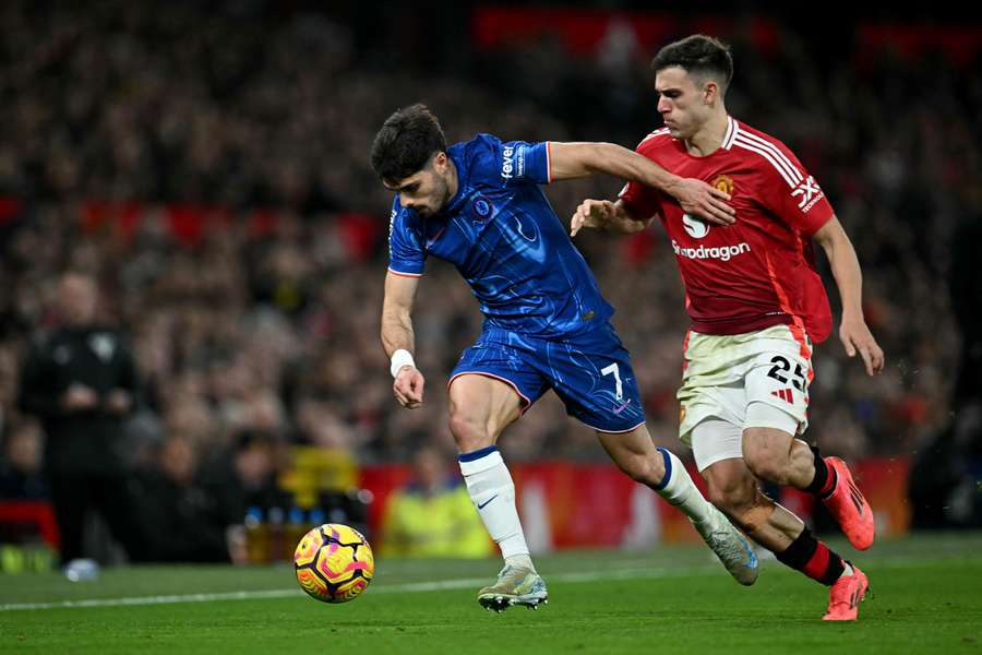 No primeiro turno, Chelsea e United empataram em 1 a 1 No primeiro turno, Chelsea e United empataram em 1 a 1