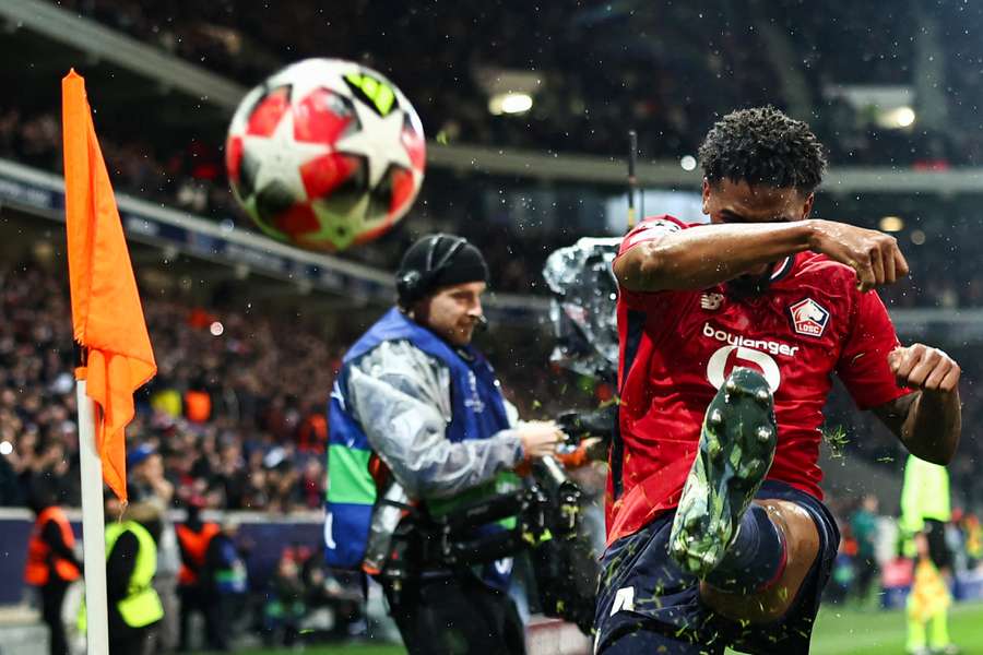 O Lille do brasileiro Alexsandro goleou e avançou de fase O Lille do brasileiro Alexsandro goleou e avançou de fase