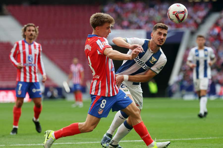 Pablo Barrios lucha por un balón con Javi Hernández