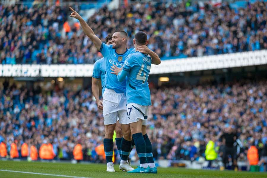 Mateo Kovacic #8 of Manchester City celebrates his goal with teammates 