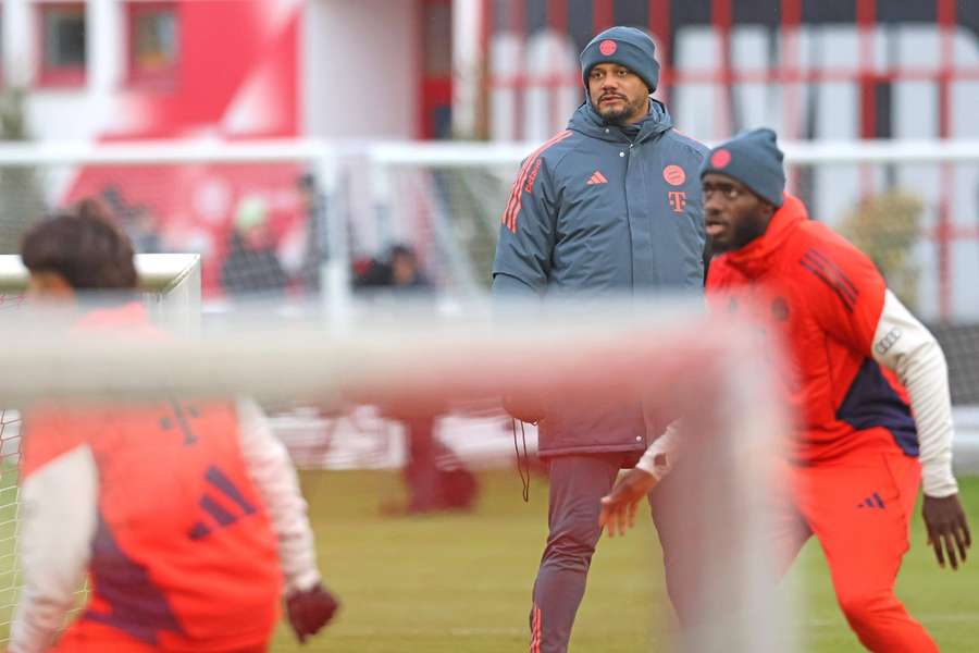 Upamecano (r.) und Trainer Kompany (M.) im Bayern-Training Upamecano (r.) und Trainer Kompany (M.) im Bayern-Training
