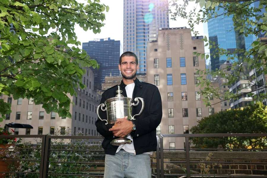 Carlos Alcaraz s trofejí pro vítěze US Open.