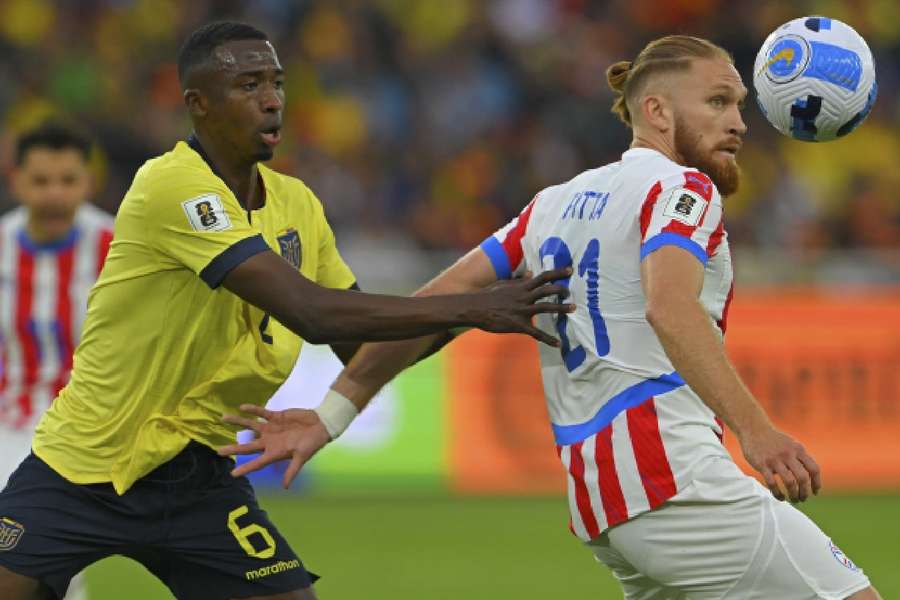 Pacho, do Equador, e Isidro Pitta, do Paraguai, durante jogo