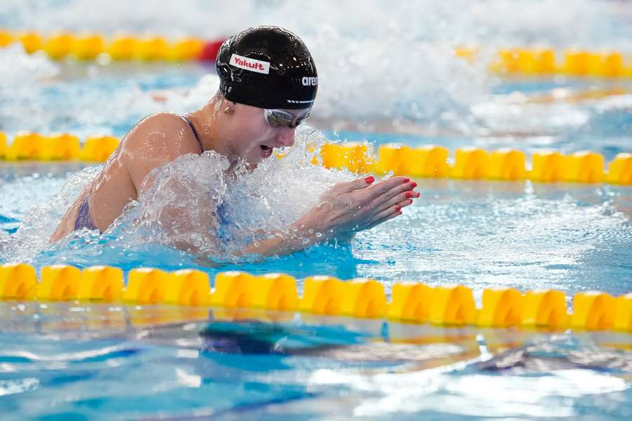 Kate Douglass em ação na piscina