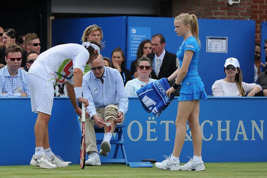 David Nalbandian se za následky svých emocí omluvil.