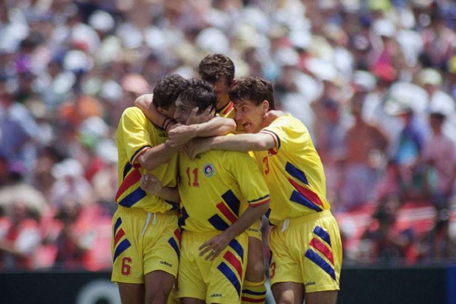 Tricolorii sărbătoresc primul gol al lui Ilie Dumitrescu în meciul cu Argentina din 1994
