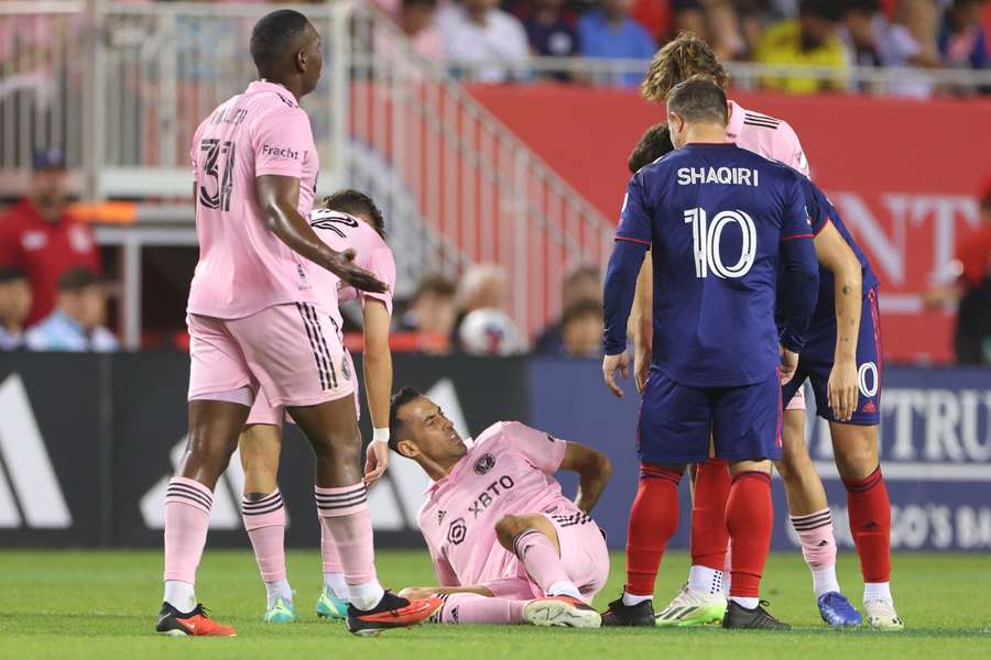 Shaquiri fala com Busquets 