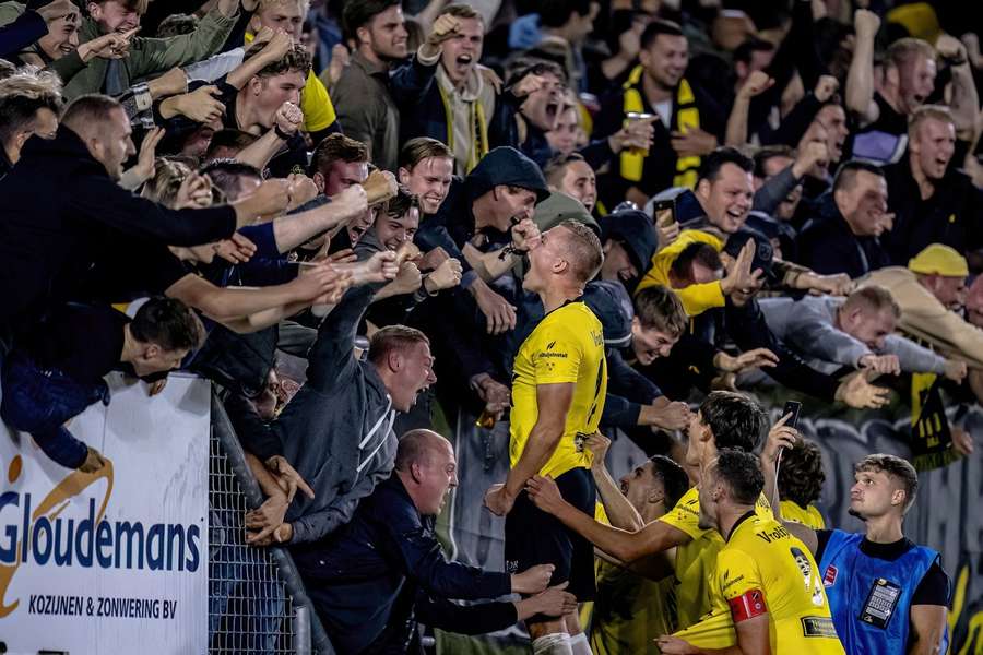 Boy Kemper van NAC Breda viert zijn late doelpunt tegen FC Groningen met de fans 