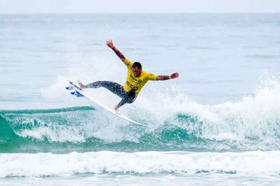 Vasco Ribeiro entra a ganhar no Haleiwa Challenger de surf no Havai