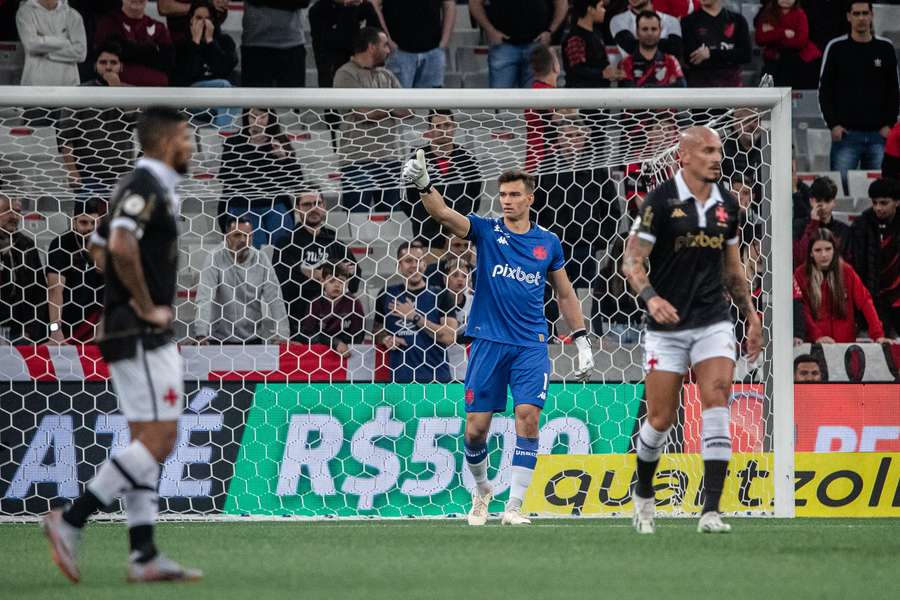 O Vasco resistiu a pressão do Athletico-PR no primeiro tempo