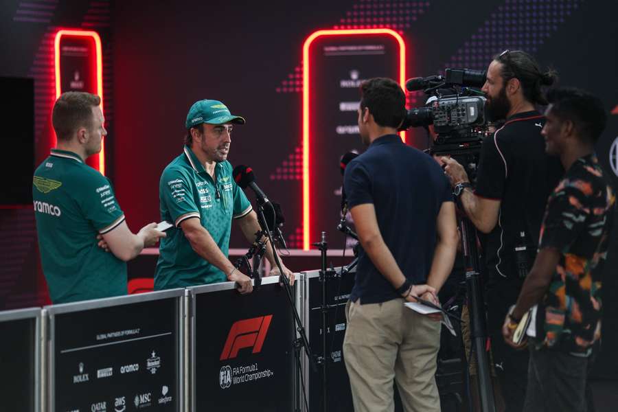 Fernando Alonso, atendiendo a la prensa.