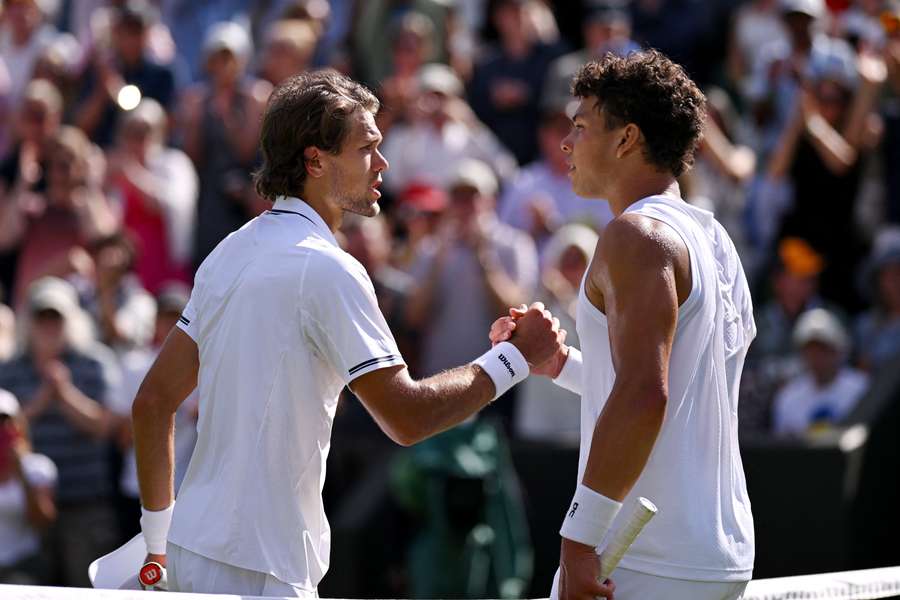 Ben Shelton (vpravo) nezvládl první kolo Wimbledonu. Ben Shelton (vpravo) nezvládl první kolo Wimbledonu.