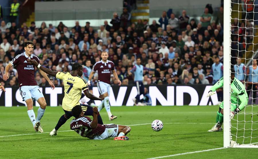 Bukayo Saka, del Arsenal, marca su primer gol ante Zion Suzuki, del Aston Villa Bukayo Saka, del Arsenal, marca su primer gol ante Zion Suzuki, del Aston Villa