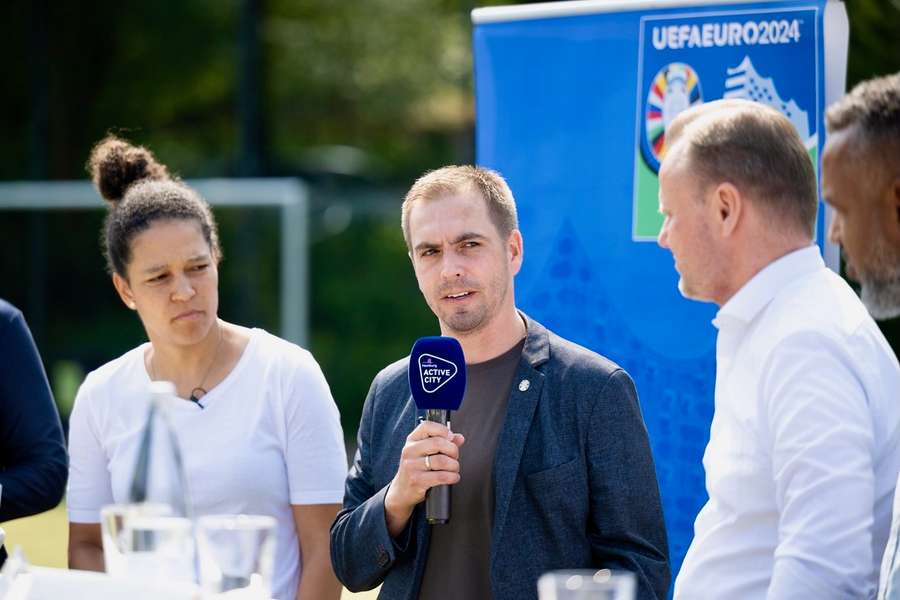 Philipp Lahm ist besorgt, sieht aber in der EURO eine große Chance und hofft auf ein Sommermärchen 2.0.
