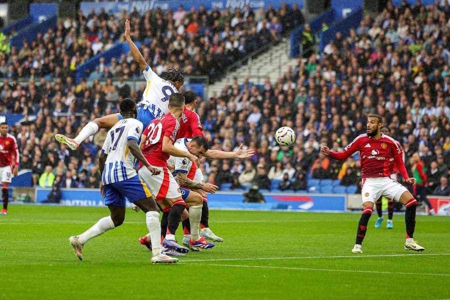 Pedro strikes late to earn Brighton win over Man Utd