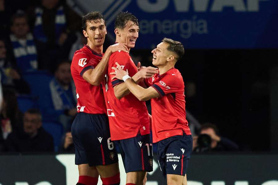 Bryan Zaragoza, Budimir y Lucas Torró celebran uno de los goles de Osasuna