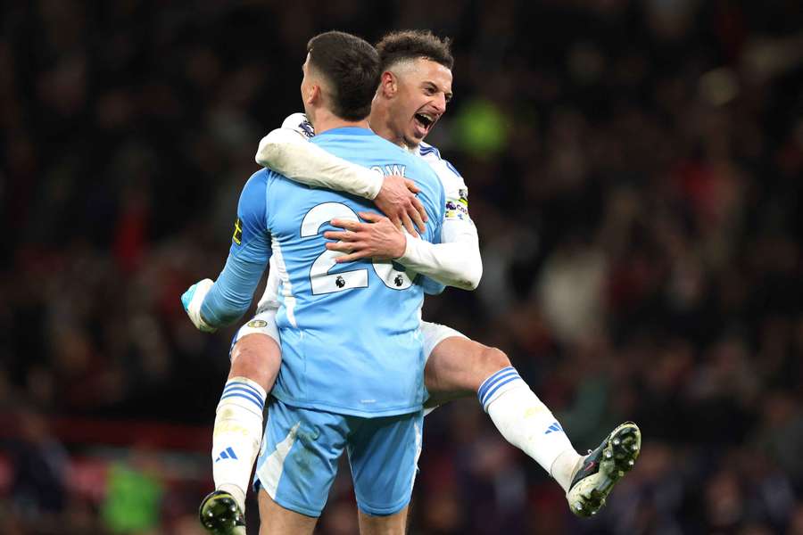 Torhüter Darlow wird von seinem Teamkollegen Ampadu gefeiert Torhüter Darlow wird von seinem Teamkollegen Ampadu gefeiert