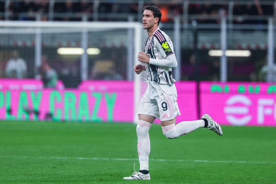 Juventus urged to back Vlahovic over signing Lewandowski Juventus urged to back Vlahovic over signing Lewandowski