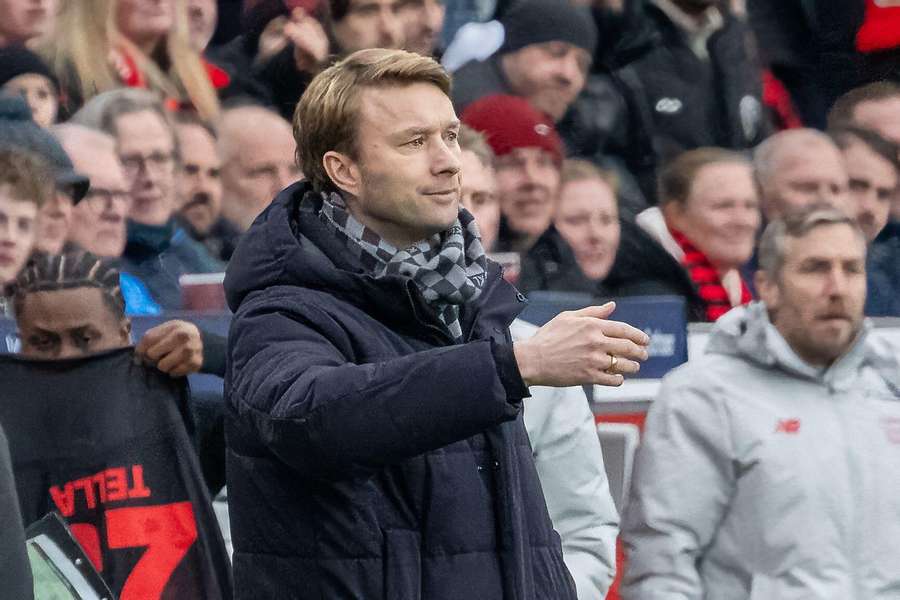 Simon Rolfes an der Seitenlinie während des Duells mit Bayern. Simon Rolfes an der Seitenlinie während des Duells mit Bayern.