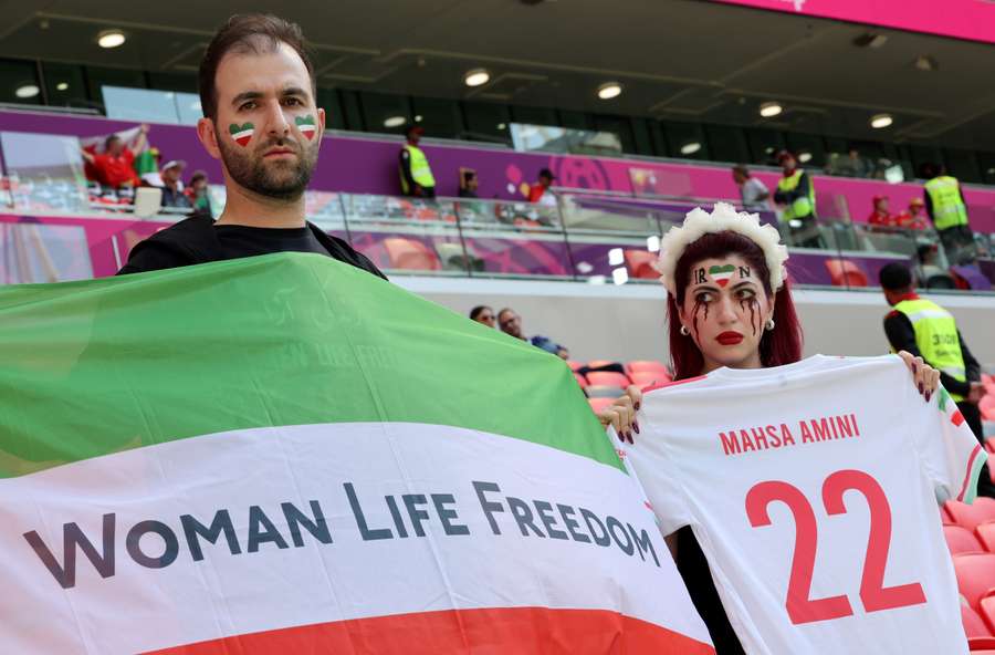 Proteste iraniane allo stadio nel nome di Mahsa Amini